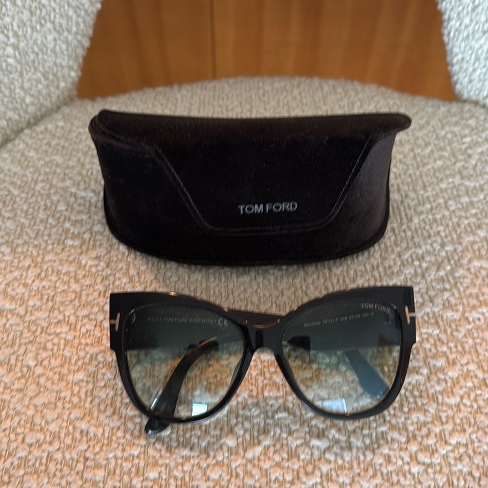 Tom Ford Cat Eye Sunglasses in Black